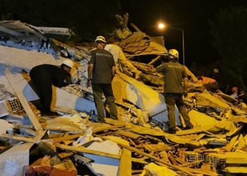 Një person humb jetën dhe 29 të tjerë marrin lëndime nga tërmeti me magnitudë 6.1 në Turqi, ndërsa të paktën 16 godina u shembën.