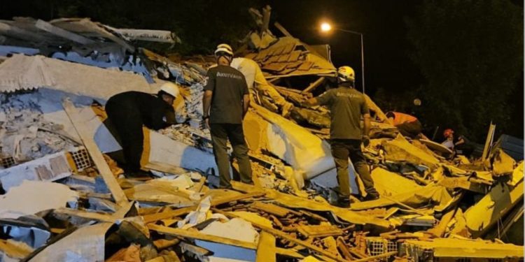 Një person humb jetën dhe 29 të tjerë marrin lëndime nga tërmeti me magnitudë 6.1 në Turqi, ndërsa të paktën 16 godina u shembën.