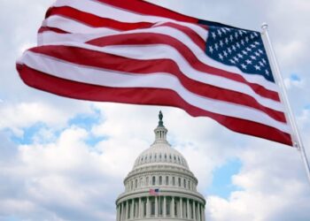 Një vit burg për ata që ngrejnë flakë flamurin amerikan! Trump firmos urdhrin ekzekutiv.