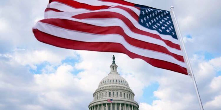 Një vit burg për ata që ngrejnë flakë flamurin amerikan! Trump firmos urdhrin ekzekutiv.