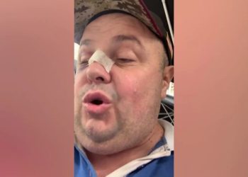 Njeri i njohur i mediave sociale sulmohet me babain e tij/ Autoritetet nisin hetimin për autorin dhe shoqëruesen e tij.