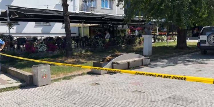 Numri i të vdekurve nga të shtënat me armë zjarri në Gjilan arrin në tre.