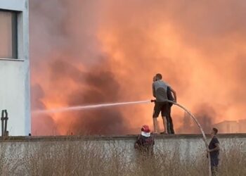 Nxehet një servis automjetesh në Patos, dy zjarrfikëse nisin për të intervenuar.