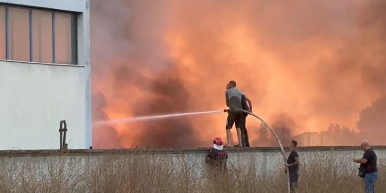 Nxehet një servis automjetesh në Patos, dy zjarrfikëse nisin për të intervenuar.