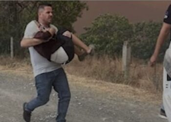 Oficerët hero i rezistojnë flakëve në Gramsh/ Marrin në krahë të moshuarën dhe e shpëtojnë nga zjarri.