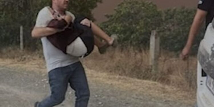 Oficerët heroikë përballen me flakët në Gramsh/ Marrin në krahë të moshuarën dhe e shpëtojnë nga zjarri.