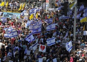 Opozita izraelite organizon protestë për mbështetje të pengjeve në Gaza, lideri opozitar: Familjarët e kërkuan atë.