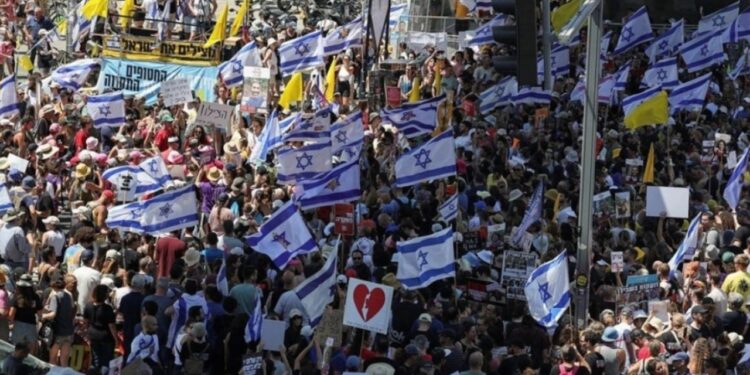 Opozita izraelite organizon protestë për mbështetje të pengjeve në Gaza, lideri opozitar: Familjarët e kërkuan atë.