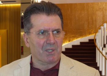 Opozita me tri grupe parlamentare, pas Metës, Berisha mund t’i ofrojë mbështetje deputetëve të republikanëve, Mediu: Jemi në negociata