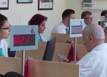 Paga më të larta, shpërblime dhe orare fleksibël: 95.3 milion euro për administratën publike brenda dy vitesh, me fokus në efikasitet dhe digjitalizim.