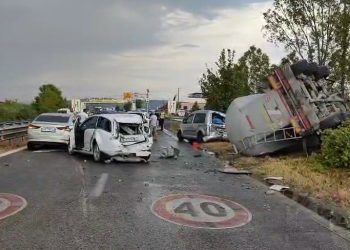 Pamje: Aksident i rëndë në autostradën Fier-Lushnjë, autobusi përmbyset jashtë rrugës