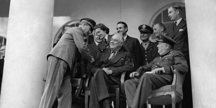 Pamje të rralla: Presidentët amerikanë dhe takimet e tyre me liderët rusë – herë si aleatë, herë si kundërshtarë.