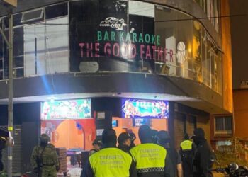 Pamje tronditëse! Pjesë e asaj që ndodhi në Ekuador, ku dy persona të maskuar vrasin rojet dhe hyjnë në një lokal, duke shkaktuar shtatë viktima.