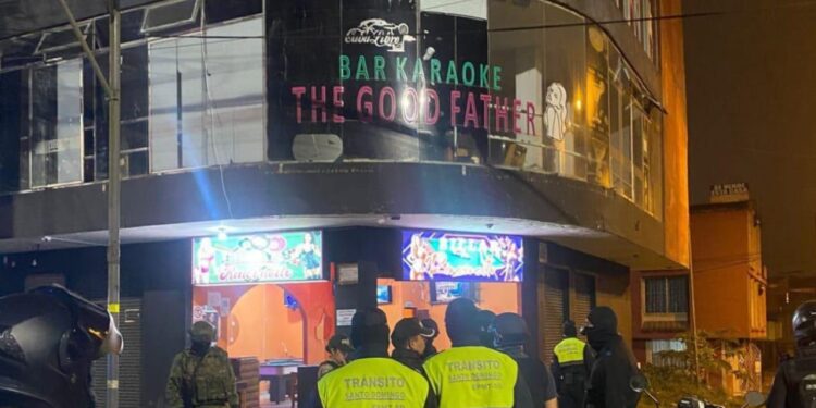 Pamje tronditëse! Pjesë e asaj që ndodhi në Ekuador, ku dy persona të maskuar vrasin rojet dhe hyjnë në një lokal, duke shkaktuar shtatë viktima.