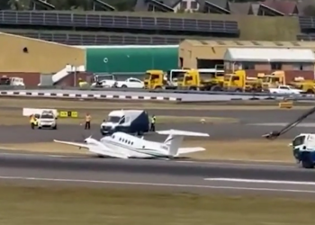 Pamjet e avionit që bën një ulje emergjente në aeroportin e Birminghamit, shumë fluturime të anuluara.