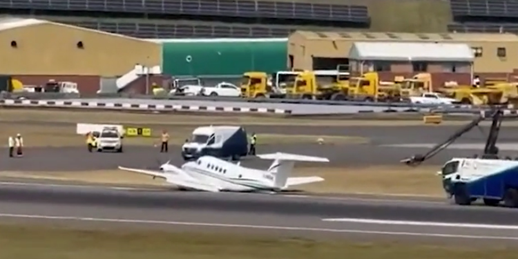 Pamjet e avionit që bën një ulje emergjente në aeroportin e Birminghamit, shumë fluturime të anuluara.