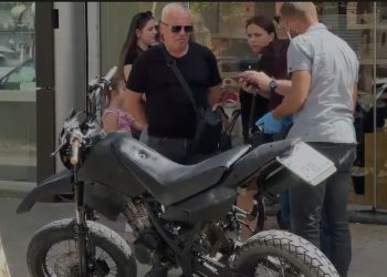 Panik në Shkodër: Një individ i armatosur hyn me skafandër në dyqan ari! Dyshohet se...