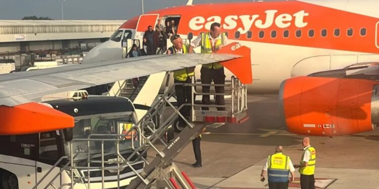 Panik në aeroportin e Mançesterit: Dy avionë përplasin krahët, shpëtohet nga një tragjedi në momentet e fundit.
