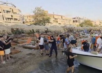 Panik në det: Trageti me 114 pasagjerë ndalon pranë bregut të Evias në Greqi