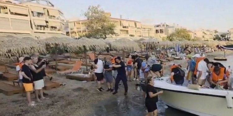 Panik në det: Trageti me 114 pasagjerë ndalon pranë bregut të Evias në Greqi