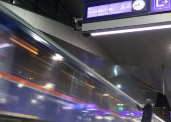 Panik në stacionin austriak! Një burrë kapet jashtë trenit gjatë një pushimi për cigare dhe shpëton falë ndërhyrjes së shpejtë të stafit.