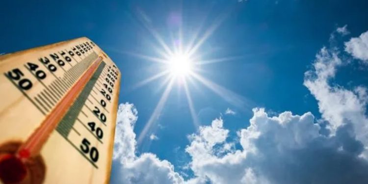 Parashikimi i motit: Temperaturat rriten përsëri, shënohen 40 gradë Celsius në termometër.