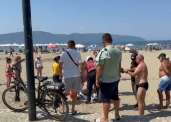 Parashutistja ra në Vlorë gjatë fluturimit mbi bregdetin e Lungomares