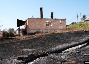 “Pas dy ditësh, dhjetëra hektarë tokë u shkrumbuan”, REL: Në Kosovë mungojnë zjarrfikësit dhe pajisjet e vjetra në luftën ndaj zjarreve.