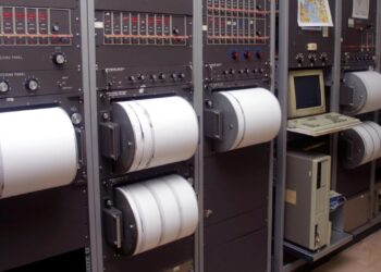 Pas zjarrit, Greqia goditet nga tërmeti