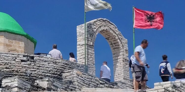 Pelegrinazhi në malin e Tomorit: Festimi i bektashinjve me mesazhin e baba Mondit për besimtarët.