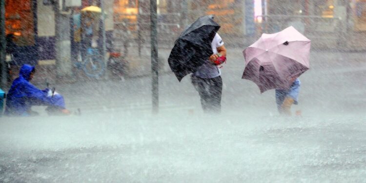 Përmbytjet e papritura në veriun e Kinës shkaktojnë vdekjen e 8 individëve