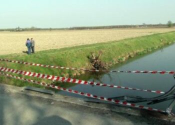 Përplasje fatale në Itali: Një makinë dhe një skuteri, tre viktima, çifti me motor humb jetën në kanal afër rrugës
