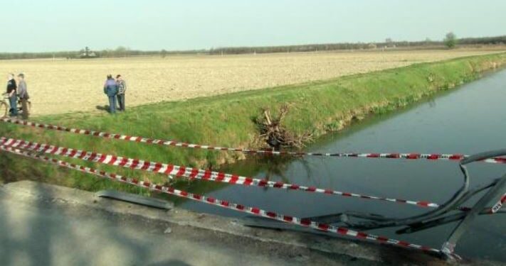 Përplasje fatale në Itali: Një makinë dhe një skuteri, tre viktima, çifti me motor humb jetën në kanal afër rrugës