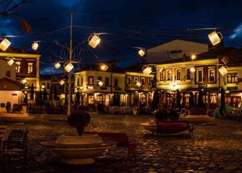 Përplasje mes disa individëve në Korçë, një i plagosur me thikë.