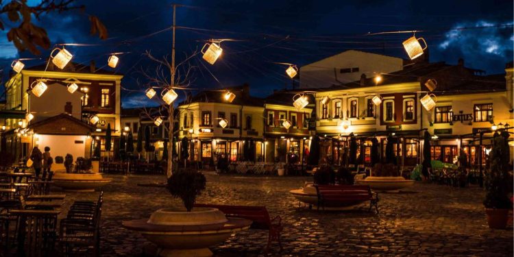 Përplasje mes disa individëve në Korçë, një i plagosur me thikë.