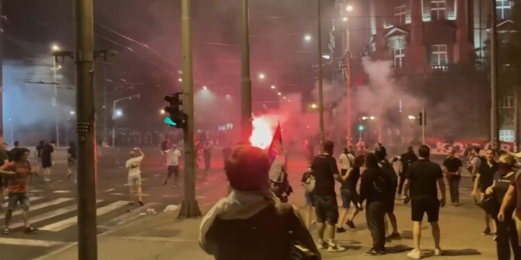 Përplasje të reja mes protestuesve dhe forcave të policisë në Serbi, disa persona të plagosur
