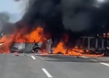 Përplasje tragjike në Athinë, identifikohen tre shqiptarë si viktima
Aksidenti i ndodhur në autostradën e Ksanthit ka rezultuar fatkeqësisht me tre të vdekur: Viktor Bushi, 59 vjeç, banor i Metamorfosit në Athinë; Klarenc Kacaj, 61 vjeç, nga Dhrapecona; dhe Marianka Bushi Aliraj, 57 vjeçe. Po ashtu, Mardalena Kacaj, 49 vjeçe, është plagosur dhe ndodhet nën kujdesin mjekësor pas aksidentit, pasi ishte ulur në sediljen pasaradhe të automjetit.