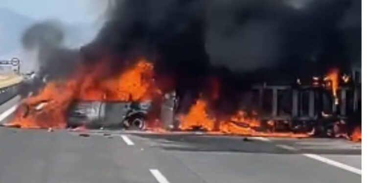 Përplasje tragjike në Athinë, identifikohen tre shqiptarë si viktima
Aksidenti i ndodhur në autostradën e Ksanthit ka rezultuar fatkeqësisht me tre të vdekur: Viktor Bushi, 59 vjeç, banor i Metamorfosit në Athinë; Klarenc Kacaj, 61 vjeç, nga Dhrapecona; dhe Marianka Bushi Aliraj, 57 vjeçe. Po ashtu, Mardalena Kacaj, 49 vjeçe, është plagosur dhe ndodhet nën kujdesin mjekësor pas aksidentit, pasi ishte ulur në sediljen pasaradhe të automjetit.