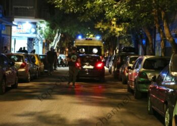 Personi i veshur me rroba të errëta, me kaskë dhe doreza / Kamerat e sigurisë zbulojnë detaje nga ekzekutimi i shqiptarit në Athinë