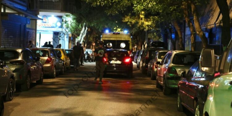 Personi i veshur me rroba të errëta, me kaskë dhe doreza / Kamerat e sigurisë zbulojnë detaje nga ekzekutimi i shqiptarit në Athinë