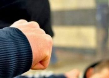 Pesë të mitur nën hetim për sulmin ndaj një të riu 15-vjeçar