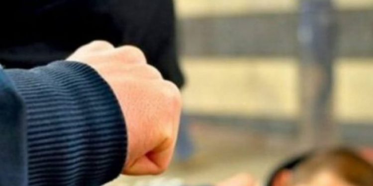 Pesë të mitur nën hetim për sulmin ndaj një të riu 15-vjeçar