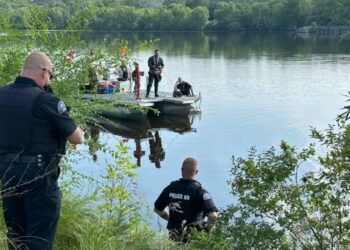 Peshkatar zbulon një makinë të zhytur në lumin e Misisipit, ndihmon në zgjidhjen e një misteri të 60 viteve më parë.