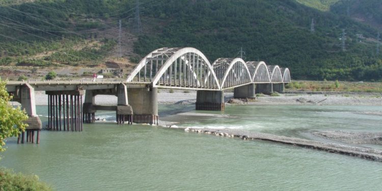 Peshkatari i mbytur në lumin Mat gjendet pas disa orësh kërkimesh (EMRI)