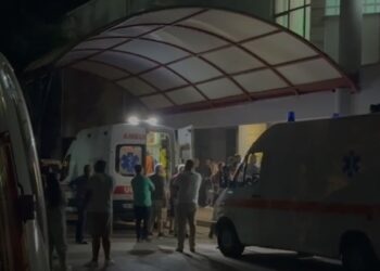 Plagosja e një 27-vjeçari në Korçë/ Katër të arrestuarit dalin në gjykatë, tre prej tyre nën detyrim për t'u paraqitur.