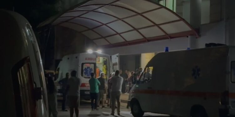 Plagosja e një 27-vjeçari në Korçë/ Katër të arrestuarit dalin në gjykatë, tre prej tyre nën detyrim për t'u paraqitur.