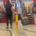 "Plakaruqe! Të ** motrës"/ Konflikt mes një vajze dhe një të moshuare në një supermarket (VIDEO)