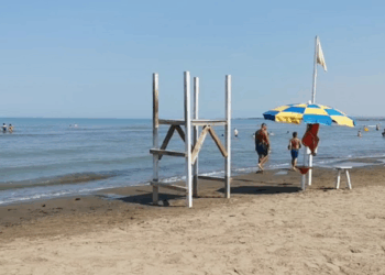 Pleqëri i 70-vjeçar humb jetën nga arresti kardiak gjatë notit në plazhin e Divjakës.