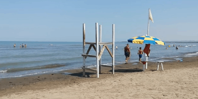 Pleqëri i 70-vjeçar humb jetën nga arresti kardiak gjatë notit në plazhin e Divjakës.