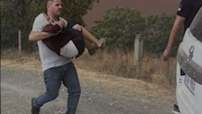 Polici guximtar që u përball me flakët! Oficeri tregon për rrezikimin e jetës së tij për të shpëtuar një të moshuar në Gramsh.